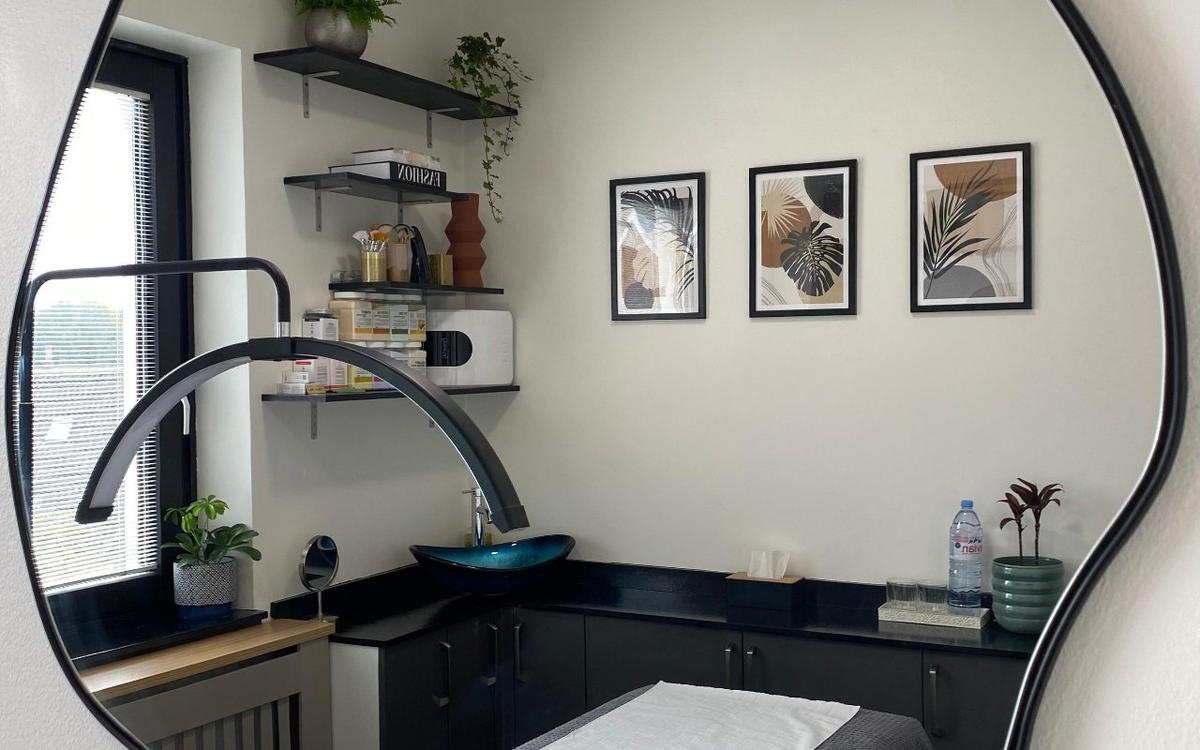 The basin and product corner of Ela Aesthetic Studio